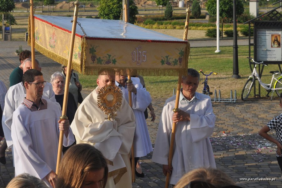 76 Procesja eucharystyczna.jpg